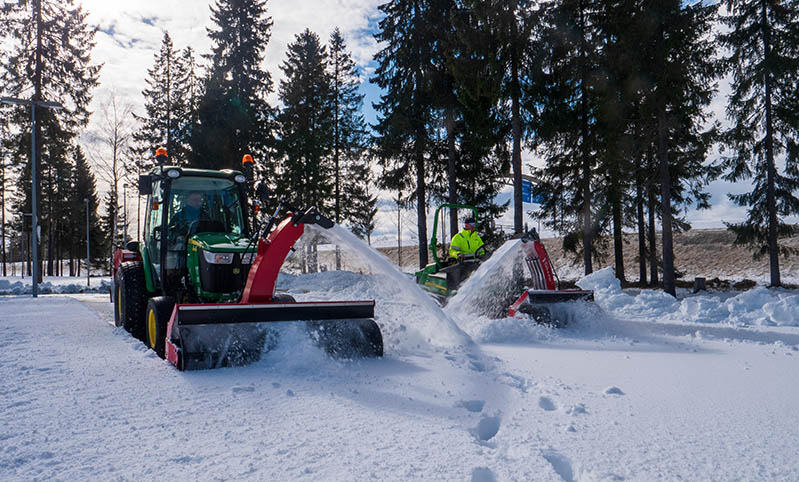 Maskiner fra John Deere og brøyteredskaper fra Tokvam er en optimal kombinasjon 