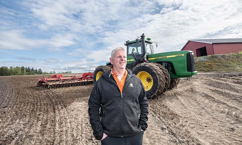 Mikkel Snarud har lenge hatt en drøm om den legendariske leddstyrte traktoren. Han har oppgradert 1999-modellen med det siste av John Deere-teknologi.