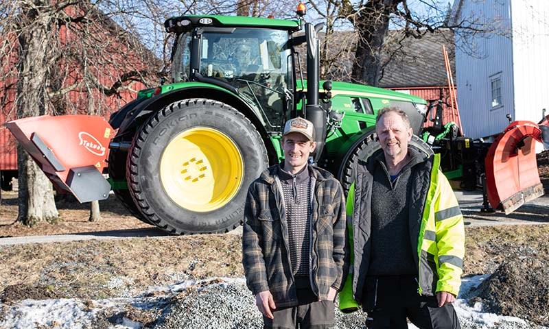 Ove Rune Rolfseng (t.h.) og Henrik Brandåstrø foran John Deere traktor