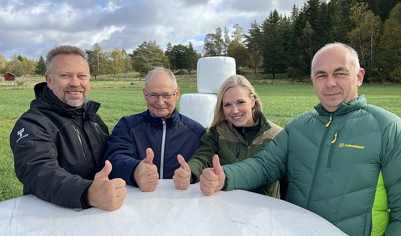 Gruppebilde med rundballeplast