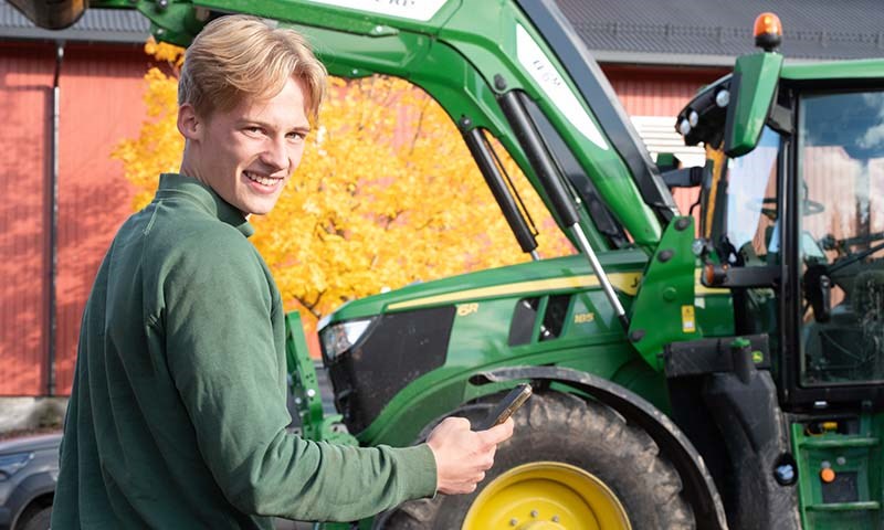 Iver Sørlundsengen ved John Deere traktor