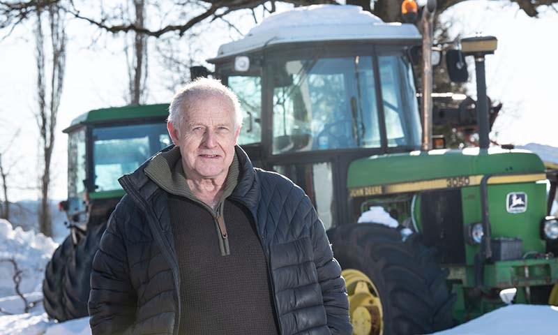 Harald Hoelstad foran John Deere traktor