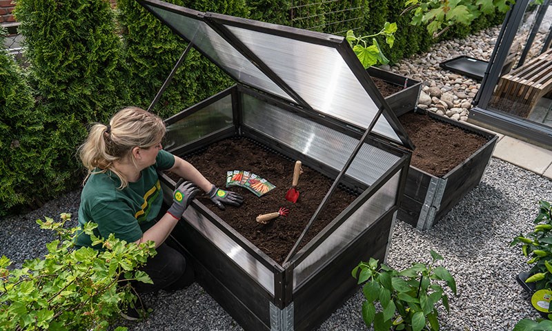 Gartner Anne Sofie Odden planter frø i pallekarm