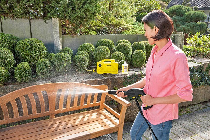 Dame som spyler hagemøbler