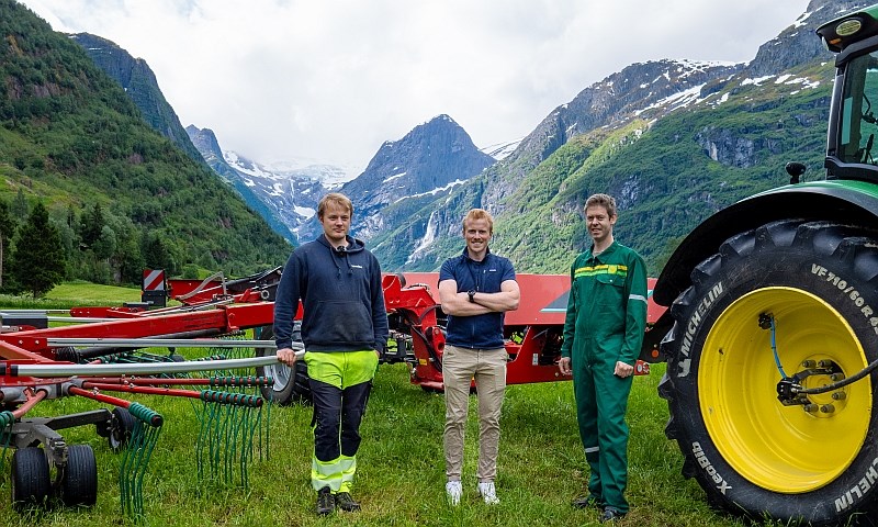 Tre karar med traktor og venderive på Vestlandet