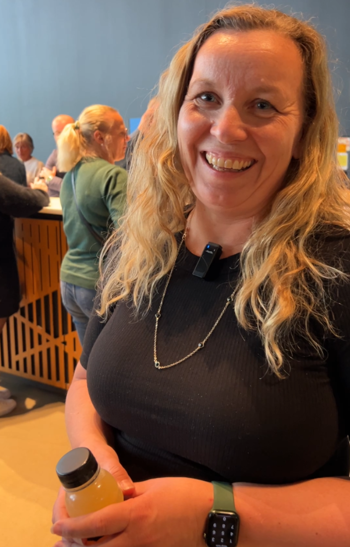 Blid dame med flaske juice