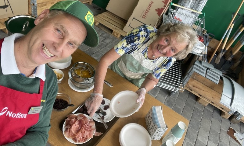 To personer som lager mat