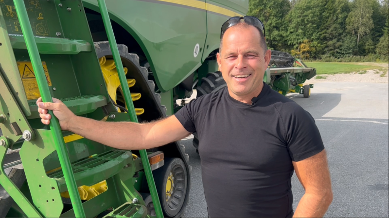Johann Bernhard Stenrød foran en ny John Deere S790 Skurtresker