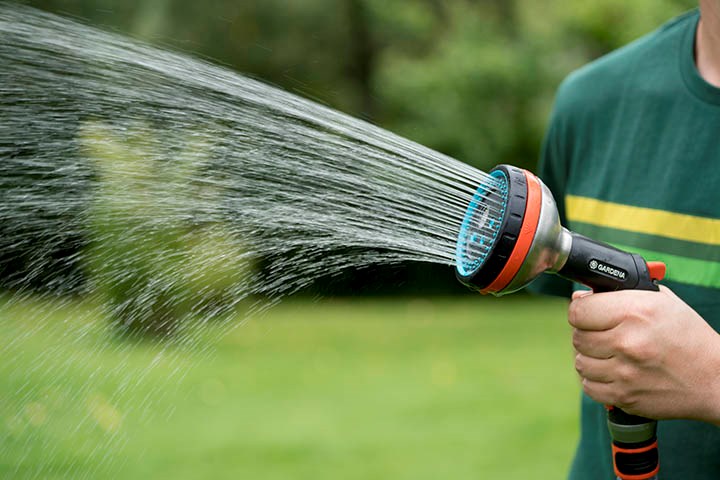 Hånd som holder en vanningspistol