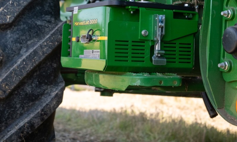 HarvestLab montert nederst på kornelevatoren foran bakhjulet på treskeren.