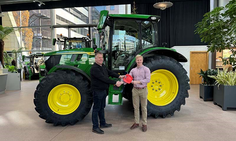 Langørgen får overlevert John Deere 6R150