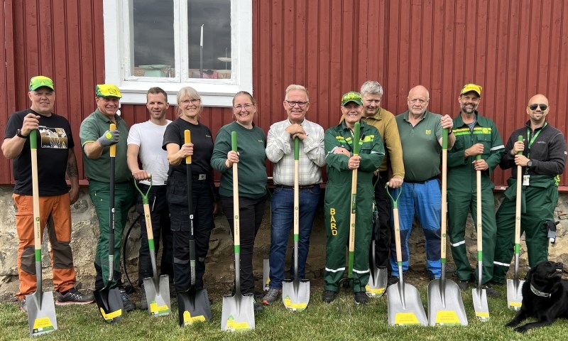 Gruppe på 11 med en spade hver