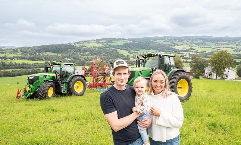 UTSYN: Bare Hedda var hjemme av de fire barna da vi fikk Finn Tore og Anette til å kjøre sine John Deere 6R185 og 6215R ut i enga over gården i Østre Gausdal.