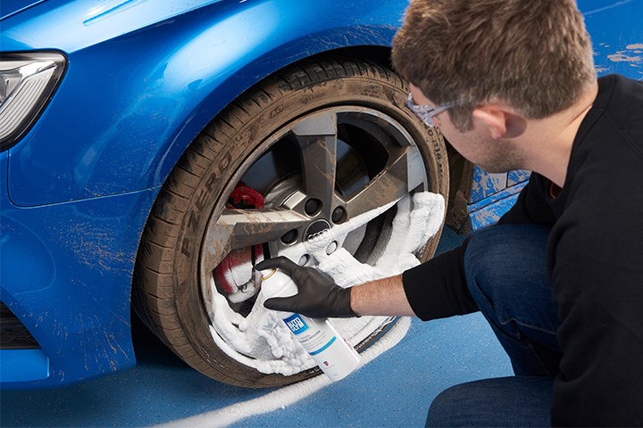 Mann som vasker felger