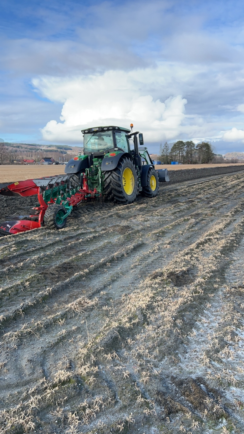 Pløying med John Deere og Kverneland 4 skjærs vendeplog i Levanger