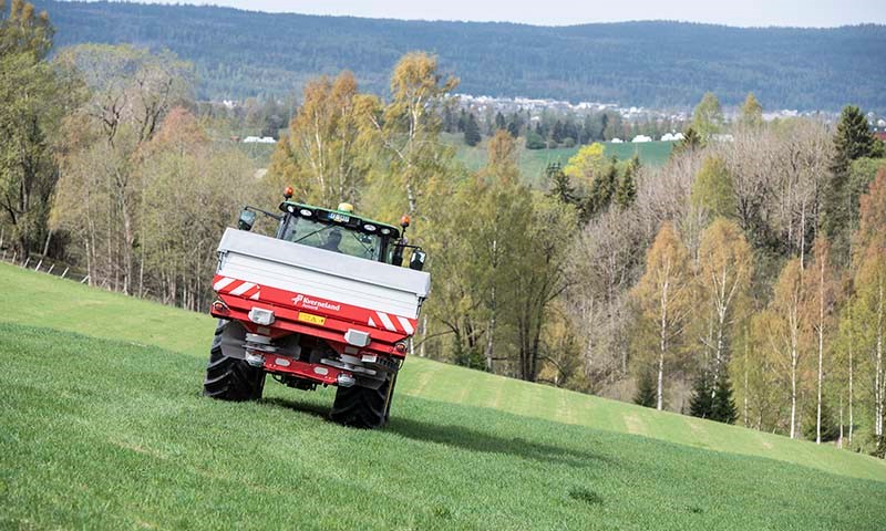 Gjødsling på jordet om våren