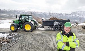 Holder seg til det han kan – og traktorene han stoler på