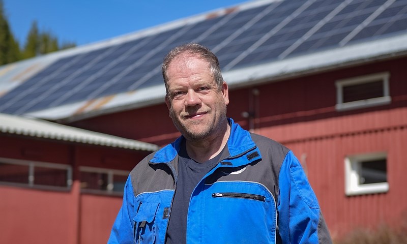 Solceller på fjøstaket