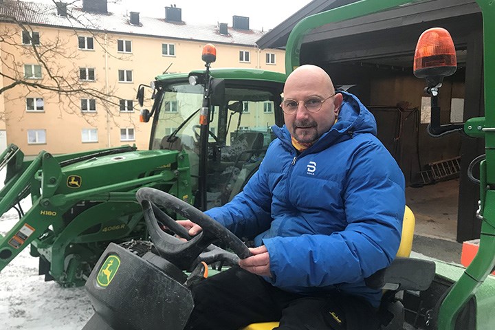 Kjører gressklipper året rundt
