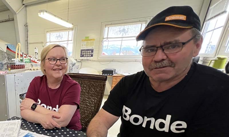 Rådgiver på besøk i eggpakkeriet gransker statistikken.