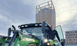 Brøyter og strør rundt verdens høyeste trehus