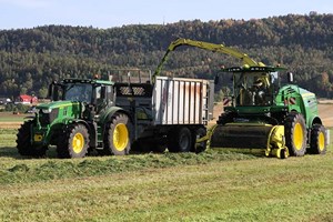 Skifta ut rundballene med snitta gras