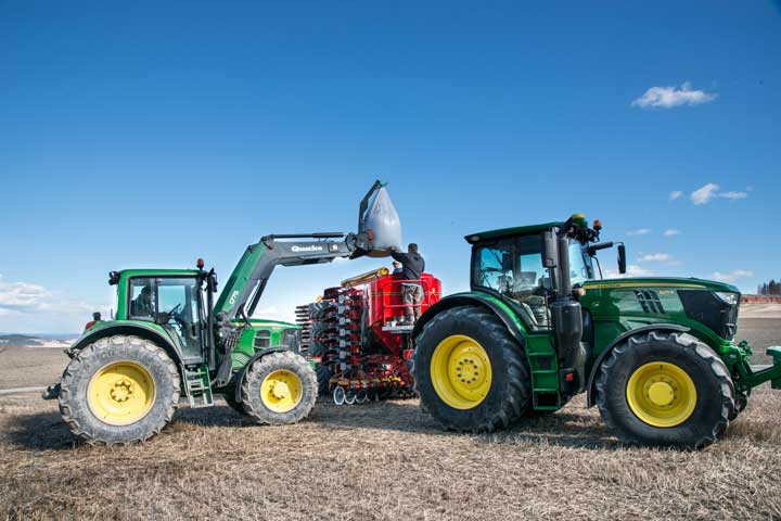 Røise har sammen med en annen kollega investert i en John Deere 6215R til å trekke den nye Spirit-maskinen