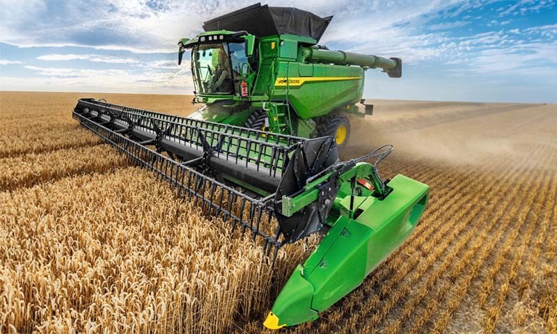 Gul og grønn skurtresker i kornåker