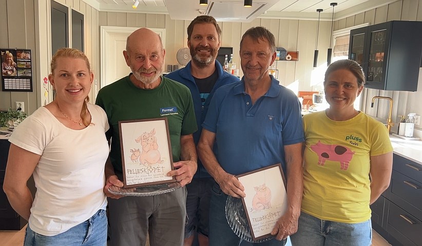 Gruppebilde med fem personer innendørs