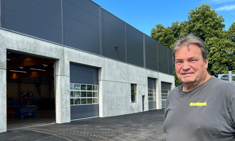 Olav Sagen foran verkstedets fire porter