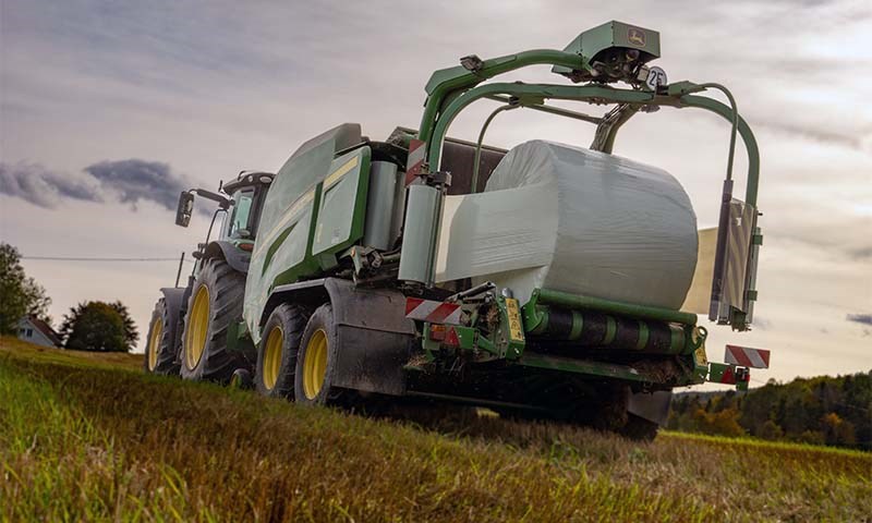 Rundballepresse i aksjon