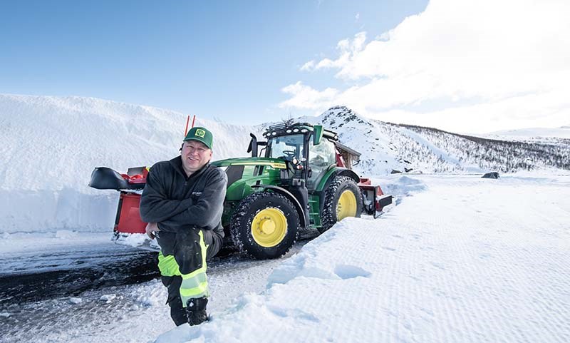 Snøbrøyting oppunder Hallingskarvet