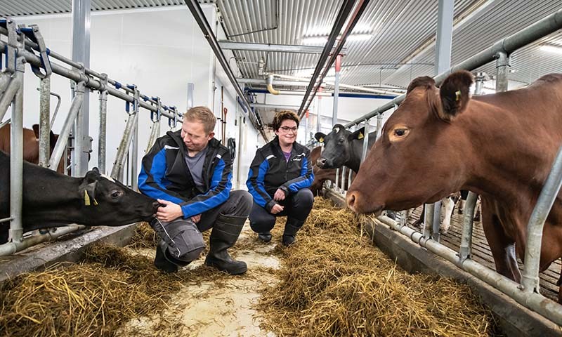 Eva Christin og Pål Ragnar Austrem er begge like opptatt av drifta, og deres to sønner er også med når det trengs.