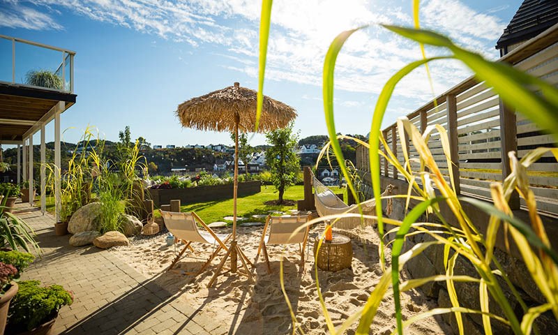 Hage med et strandområde