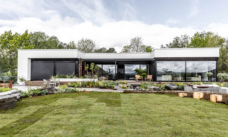 En moderne bolig med en opparbeidet hage