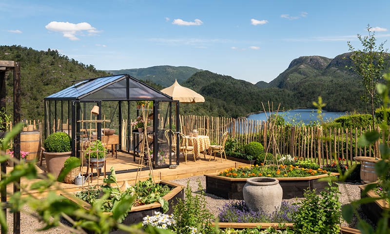 Drivhus på platting, plante rog blomster rundt