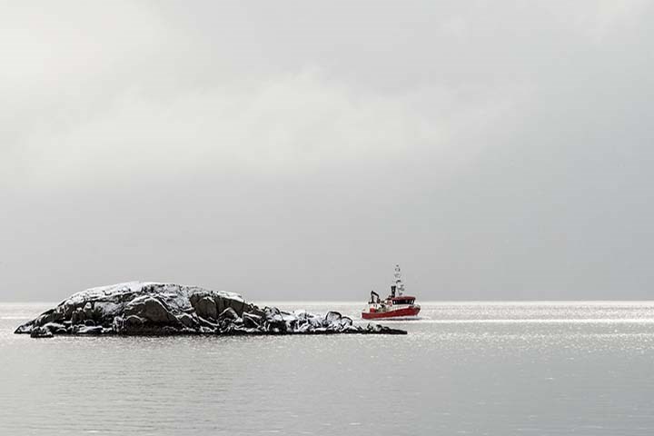 Fiskebåt ved et skjær