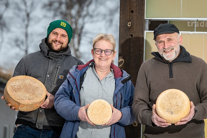Lesja-bønder fôrer med mest mulig norsk