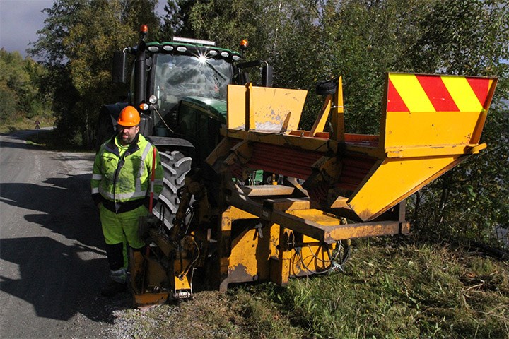Mekal Andreas Røliaunet ved traktor