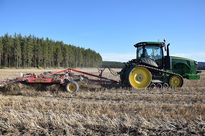 Effektiv våronn med beltetraktor