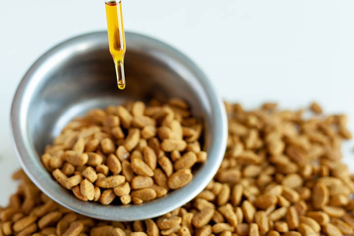 Avbildet: Hundefôr som tilsettes fiskeolje