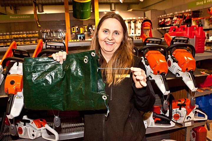 Butikksjef på Felleskjøpet Kongsberg viser frem pallehetter