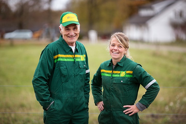 Bilde av mann og dame i Felleskjøpet-klær