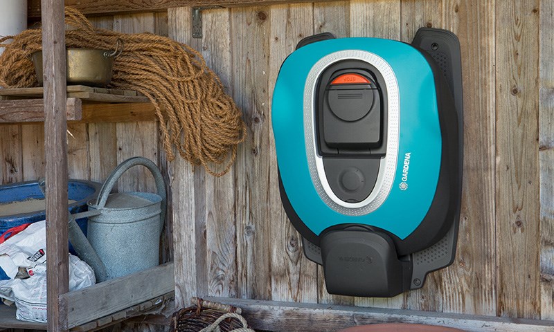 Gardena robotklipper henger på veggen