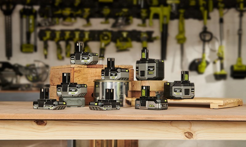 Ryobi batterier på et bord