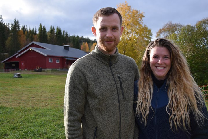 Preben Myrvang og Kristina Pettersen foran gården sin