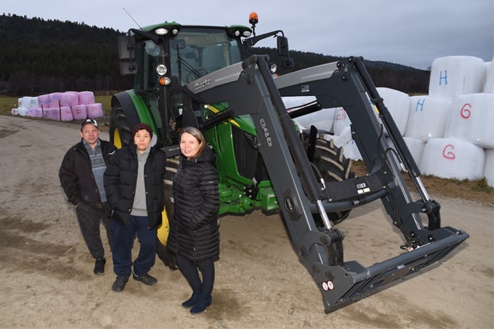 Anne May Olli, Nils Andreas Olli Eira og Tor Mikkel Eira foran John Deere 5R