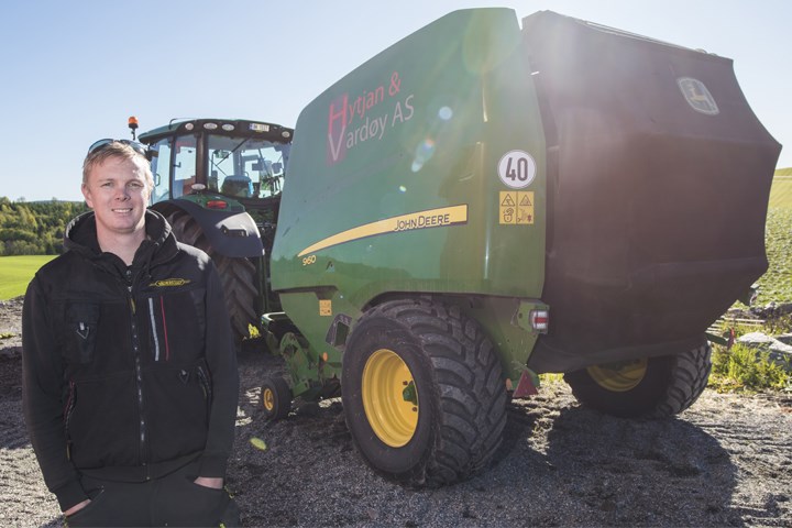 Ola Hytjan med rundballepresse