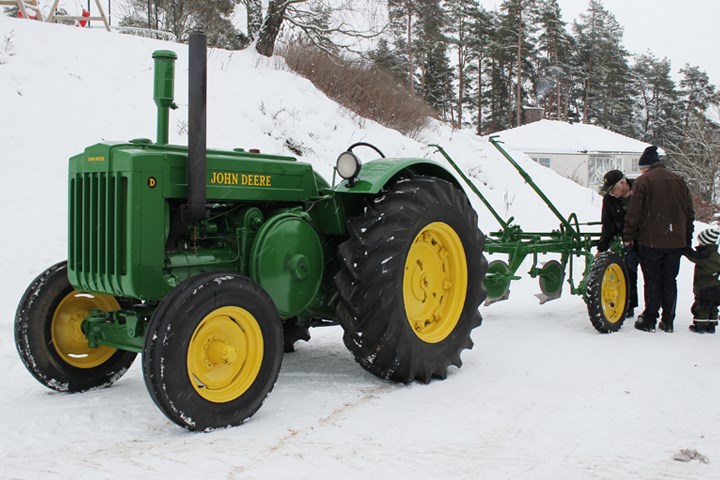 John Deere modell D fra 1948  med autentisk John Deere-plog fra 1946
