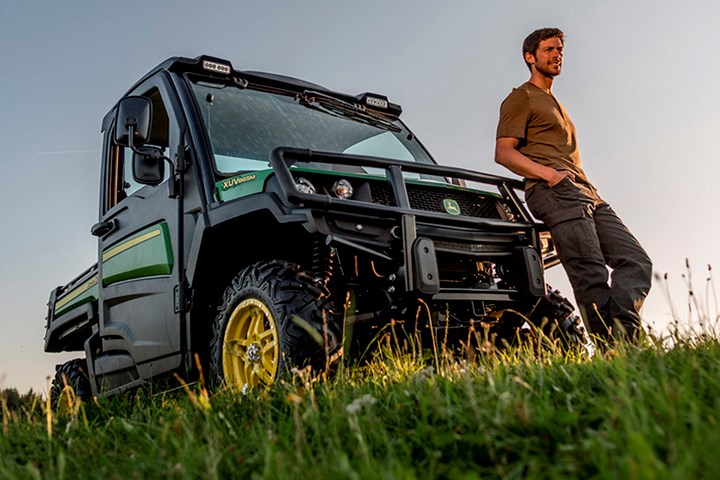 gator terrengkjøretøy på et jorde